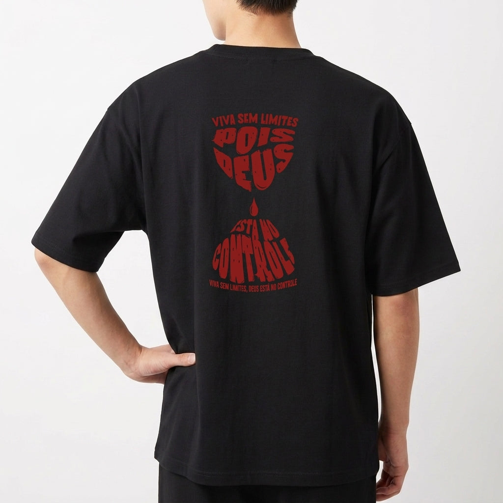 Camiseta com estampa frontal de "HOPE" estilizado em letras justapostas e estampa traseira com frases misturando palavras em formato de ampulheta.