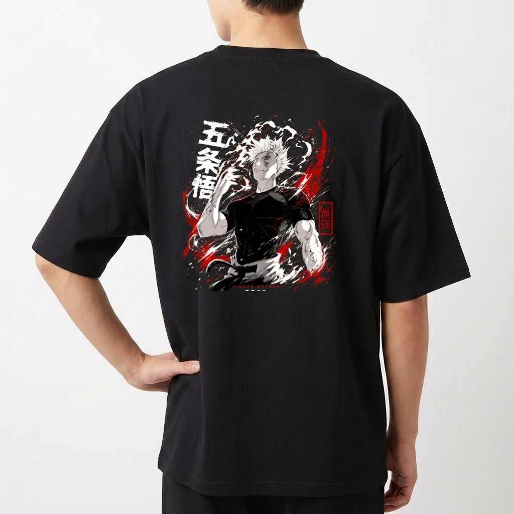 Camiseta com estampa frontal de texto estilizado "KAGE" ao lado de símbolo oriental e estampa traseira de personagem em pose dinâmica com texto japonês.