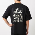 Camiseta com estampa frontal de personagem em pose reflexiva e texto japonês, e estampa traseira de quadrinhos com cenas de personagens e falas.