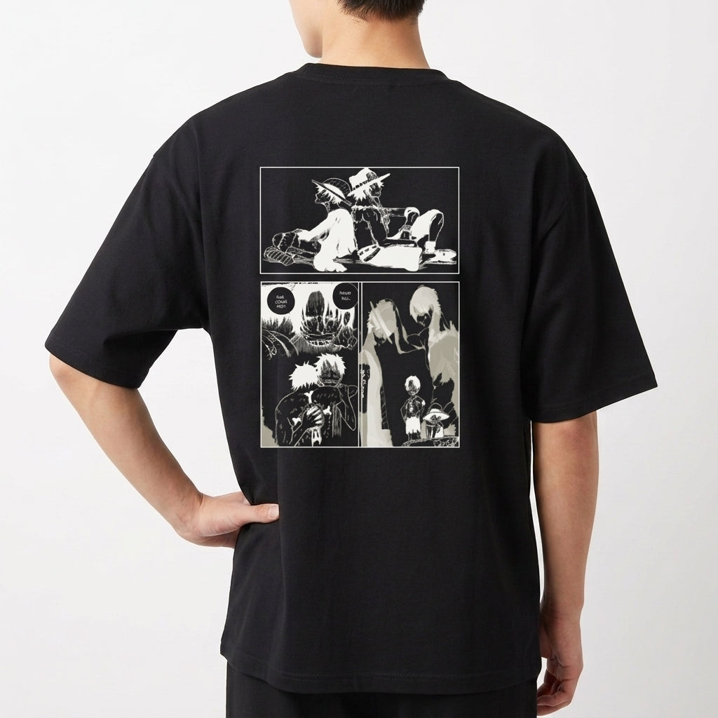 Camiseta com estampa frontal de personagem em pose reflexiva e texto japonês, e estampa traseira de quadrinhos com cenas de personagens e falas.