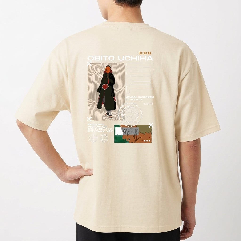 Camiseta com estampa frontal de olhos intensos e nome em destaque, e estampa traseira de personagem estilizado com texo, figuras geométricas e ilustrações.