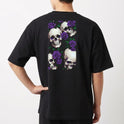 Camiseta com estampa traseira de caveiras contrastando com rosas, distribuídas em um padrão simétrico, proporcionando um visual marcante e alternativo.