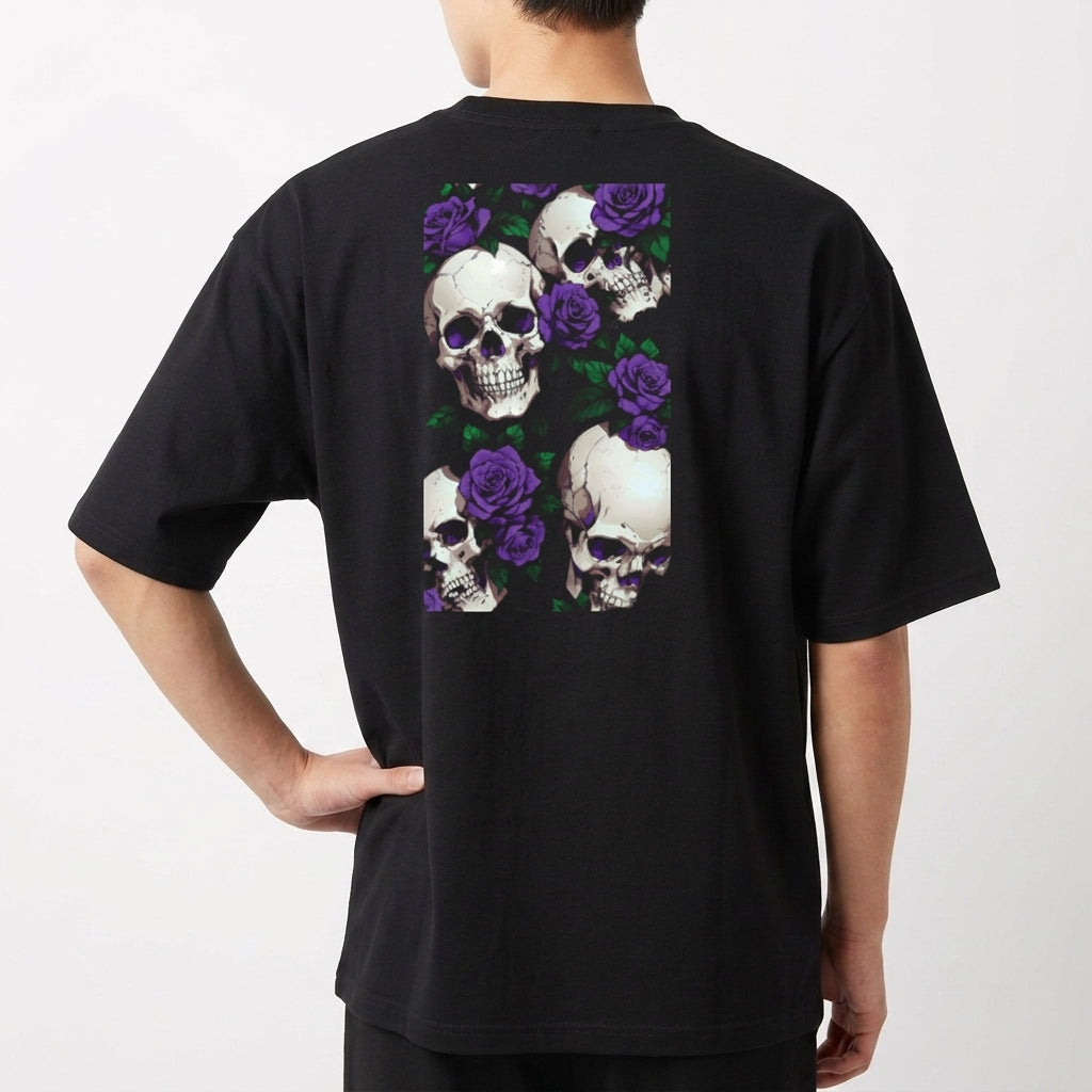 Camiseta com estampa traseira de caveiras contrastando com rosas, distribuídas em um padrão simétrico, proporcionando um visual marcante e alternativo.