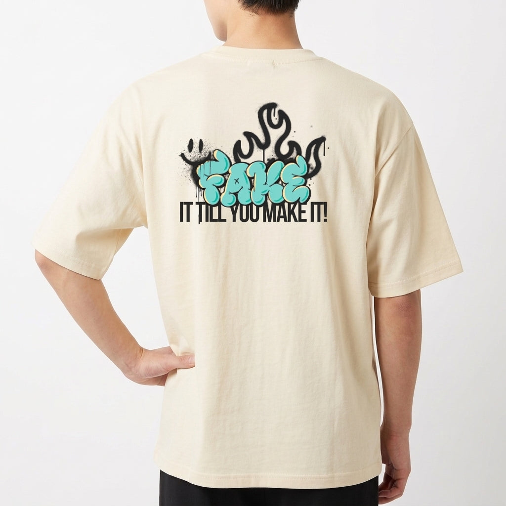 Camiseta com estampa frontal de texto estilizado semelhante a grafite e estampa traseira de desenho abstrato com rosto sorridente e texto grande.
