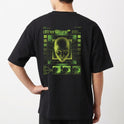 Camiseta com estampa traseira de um rosto de figura digital em estilo futurista, rodeado por elementos gráficos geométricos e textos técnicos.