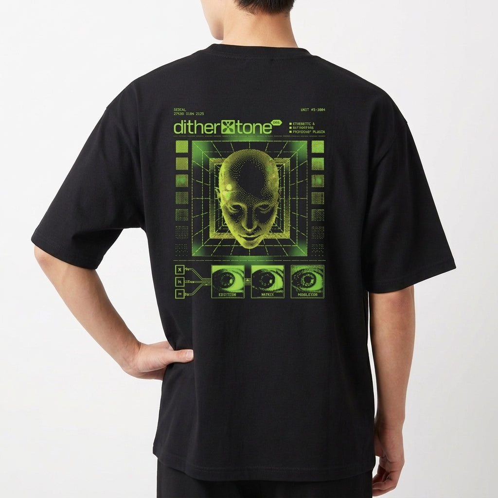 Camiseta com estampa traseira de um rosto de figura digital em estilo futurista, rodeado por elementos gráficos geométricos e textos técnicos.