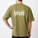Camiseta com estampa frontal de texto estilizado em letras góticas com frase "my lord is" e estampa traseira maior replicando o mesmo texto.