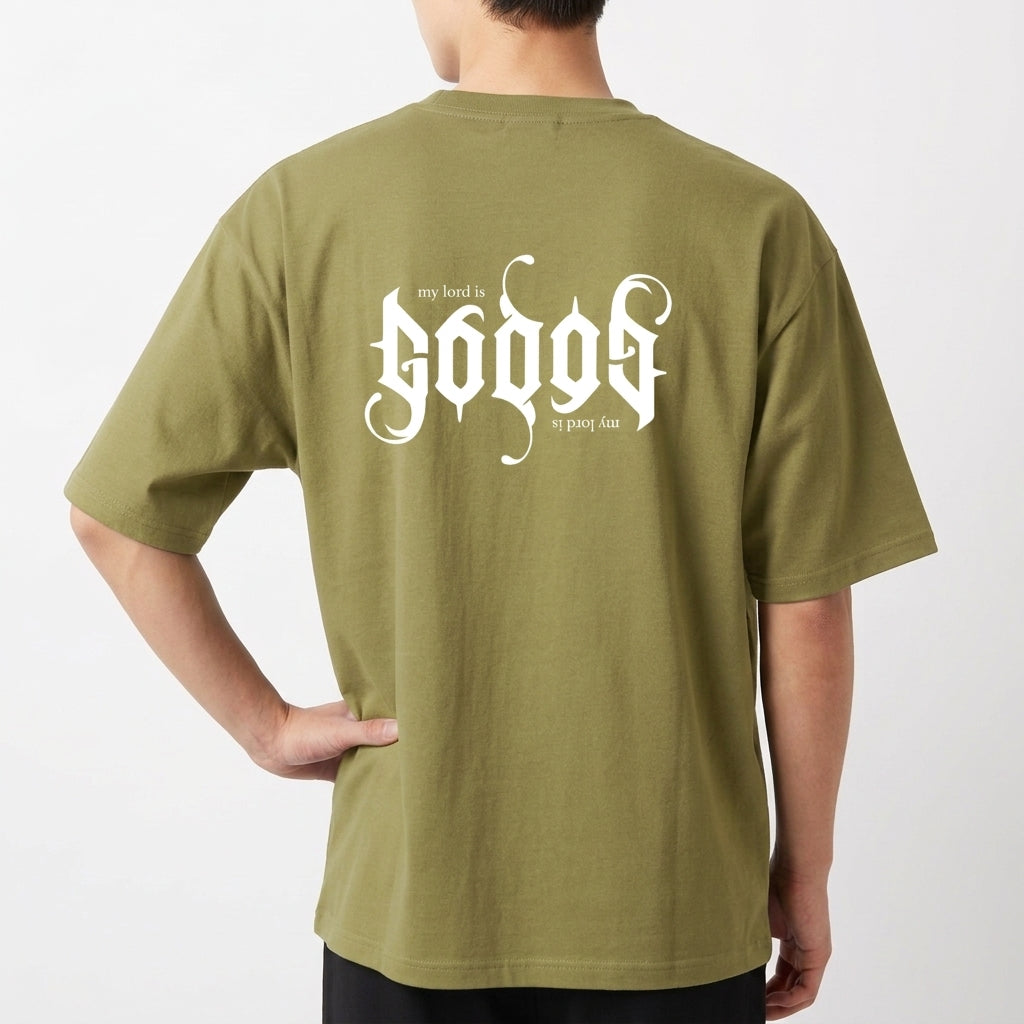 Camiseta com estampa frontal de texto estilizado em letras góticas com frase "my lord is" e estampa traseira maior replicando o mesmo texto.