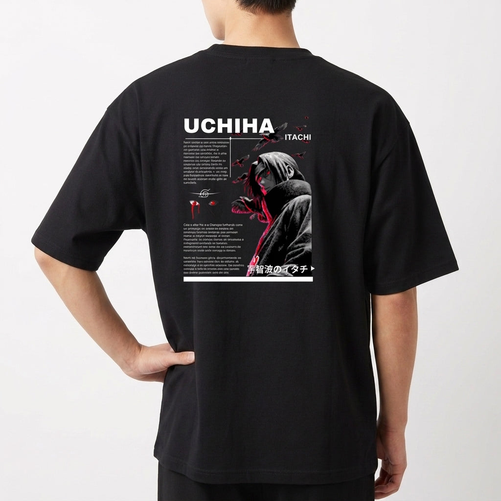 Camiseta com estampa frontal de um texto "Itachi" acompanhado de pássaros e estampa traseira de um personagem com capuz, textos e elementos gráficos.