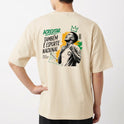 Camiseta com estampa frontal de pequena coroa e "ACREDITAR" estilizado, e estampa traseira de jogador com coroa, cores vibrantes e mensagem inspiradora.
