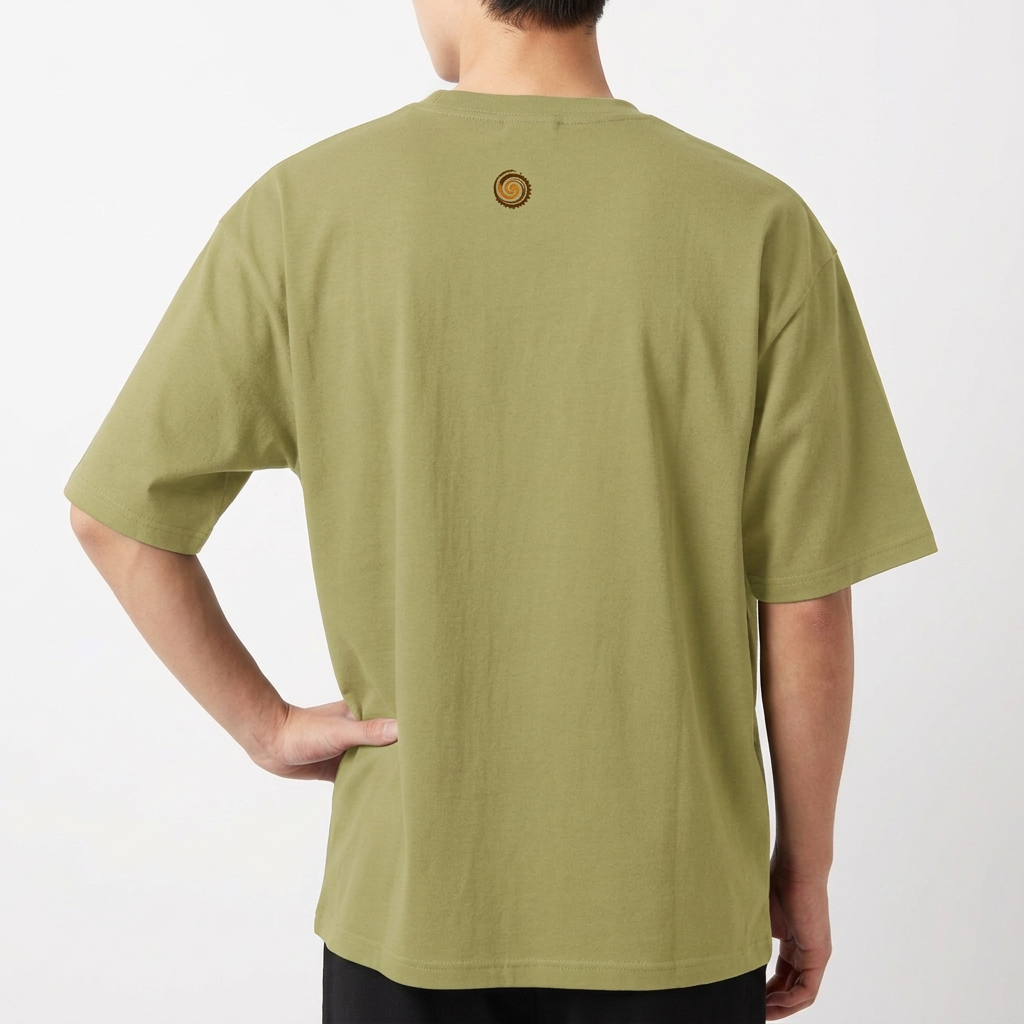 Camiseta com estampa frontal de texto "Forró é patrimônio" no lado superior esquerdo e estampa traseira de pequeno círculo ornamental no centro do colarinho.