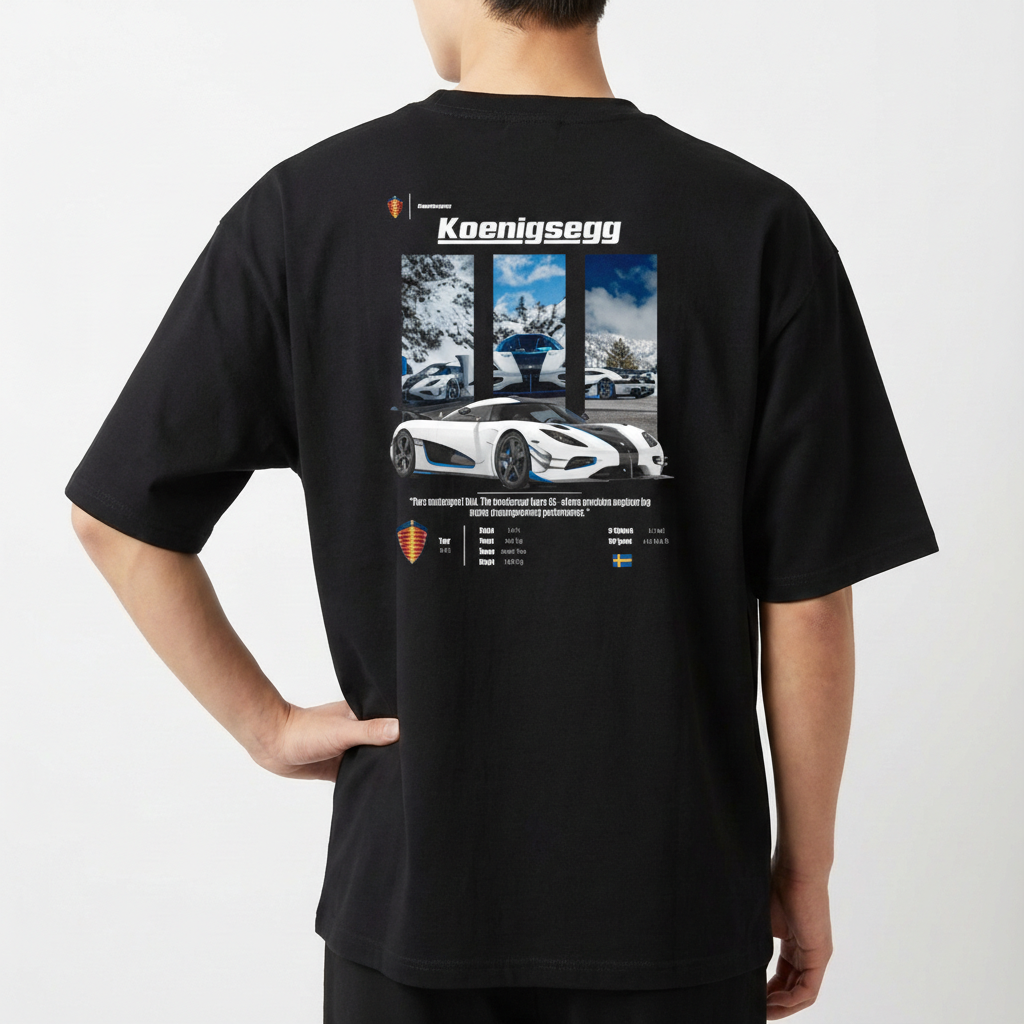 Camiseta com estampa frontal de carro esportivo sob montanhas nevadas, logo e informações técnicas da marca em destaque.