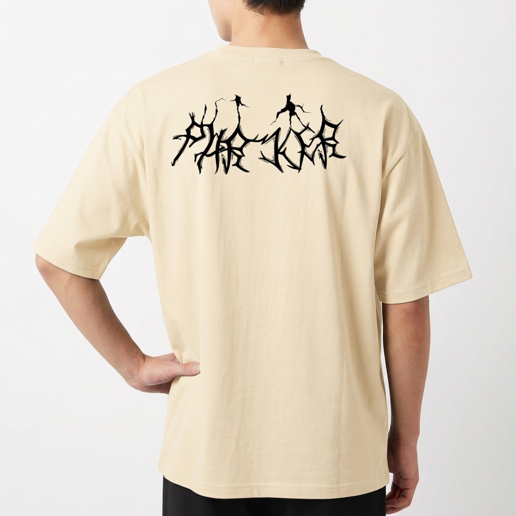 Camiseta com estampa frontal de logotipo com letras estilizadas em tamanho reduzido e estampa traseira de letras grandes em estilo abstrato e arrojado.