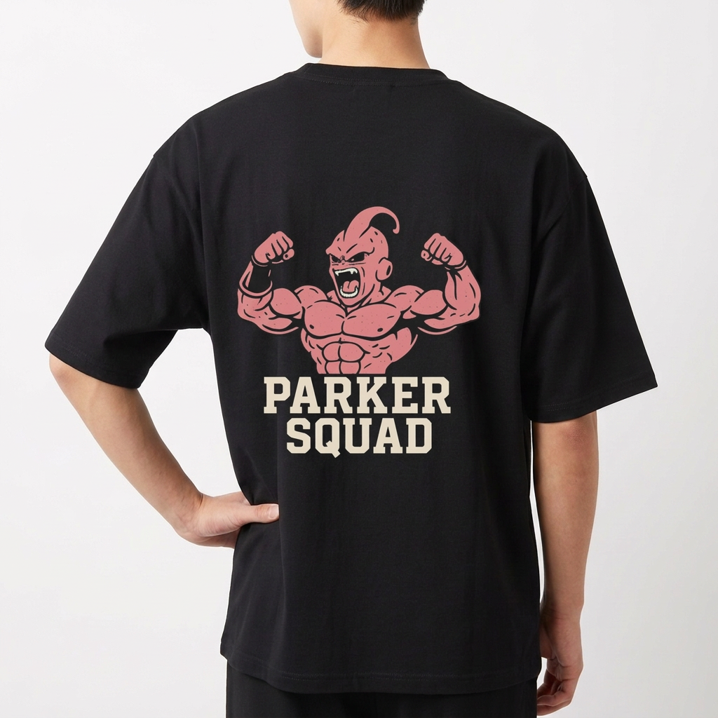 Camiseta com estampa frontal de iniciais estilizadas "TK" e estampa traseira de personagem musculoso com braços erguidos acima do texto "Parker Squad".