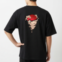Camiseta com estampa frontal de quatro personagens em pose icônica com o texto "Starters" acima e estampa traseira de esfera estilizada sobre fumaça.
