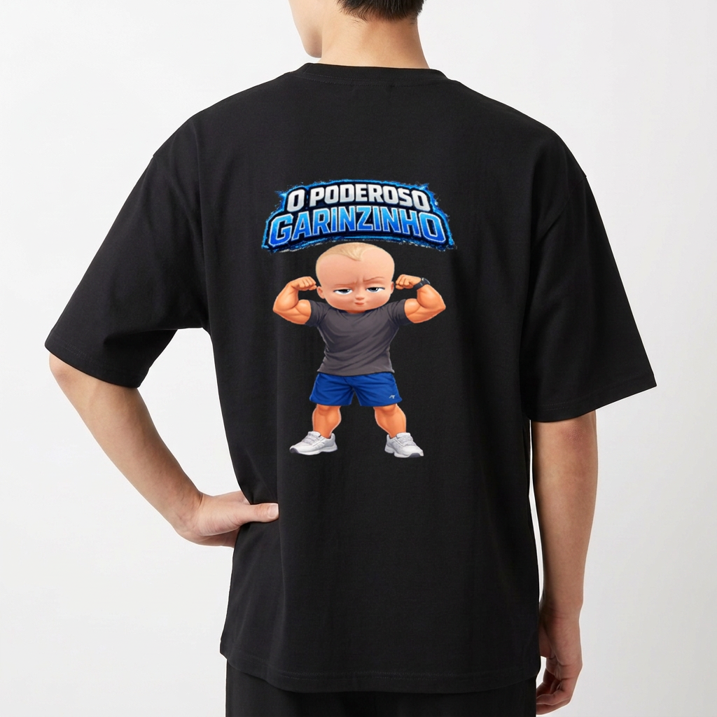 Camiseta com estampa frontal de texto estilizado “O Poderoso Garotinho” e estampa traseira de personagem infantil musculoso sob o mesmo texto.