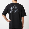 Camiseta com estampa traseira de um chimpanzé em perfil, com expressão pensativa, retratado em detalhes realistas que destacam seu contorno e texturas.