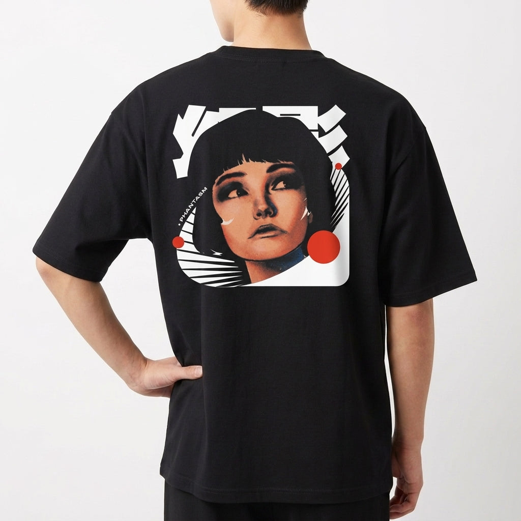 Camiseta com estampa traseira de retrato estilizado de mulher com cabelo curto, detalhes gráficos de linhas curvas, círculos e formas geométricas.