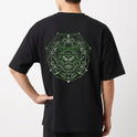 Camiseta com estampa frontal de texto estilizado "Pantano 3000" simulando rachaduras e estampa traseira de figura geométrica complexa com rosto demoníaco.