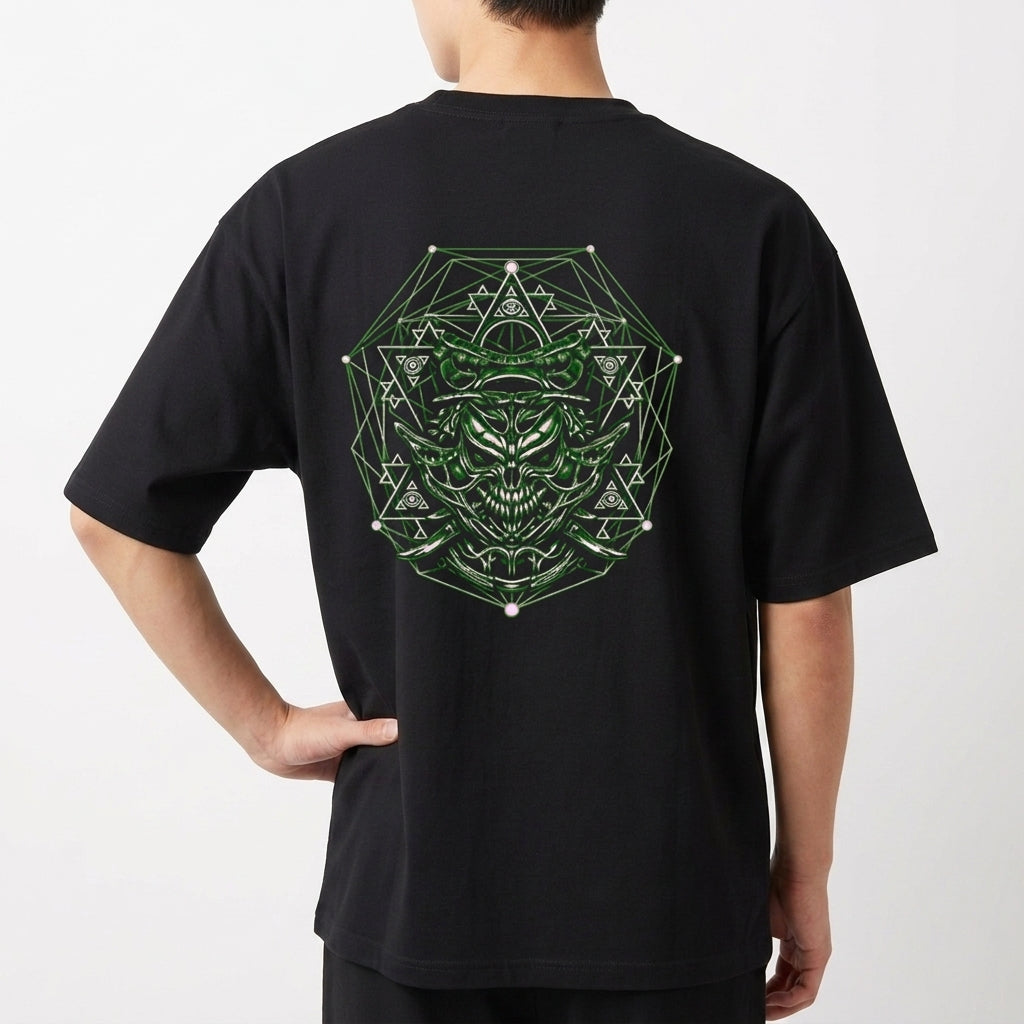 Camiseta com estampa frontal de texto estilizado "Pantano 3000" simulando rachaduras e estampa traseira de figura geométrica complexa com rosto demoníaco.