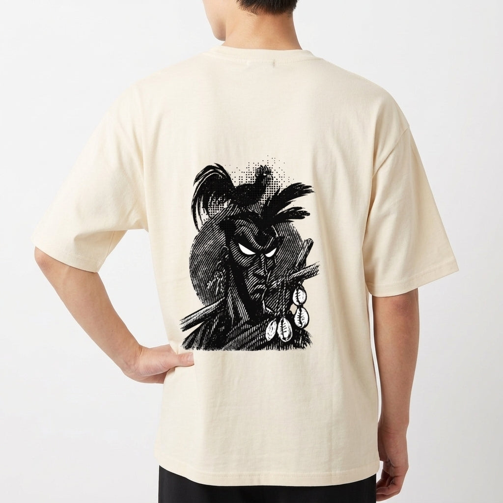 Camiseta com estampa frontal de símbolo circular estilizado e estampa traseira de desenho detalhado de personagem com adereços e expressão séria.