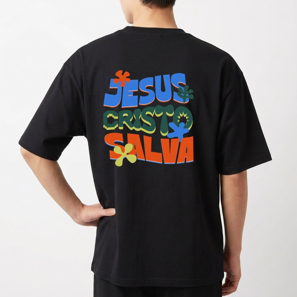 Camiseta com estampa frontal de texto "HOPE" estilizado em repetição e estampa traseira de frase "JESUS CRISTO SALVA" acompanhada de flores coloridas.