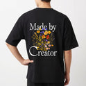 Camiseta com estampa frontal de texto estilizado "Made by Creator" e estampa traseira de flores vibrantes entre o texto "Made by Creator".
