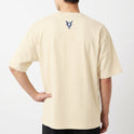 Camiseta com estampa frontal de pássaro estilizado, frases sobre masculinidades, "SÃO TRANSCESTRAIS" e "BRASIL - BAHIA"; estampa traseira de símbolo tribal.