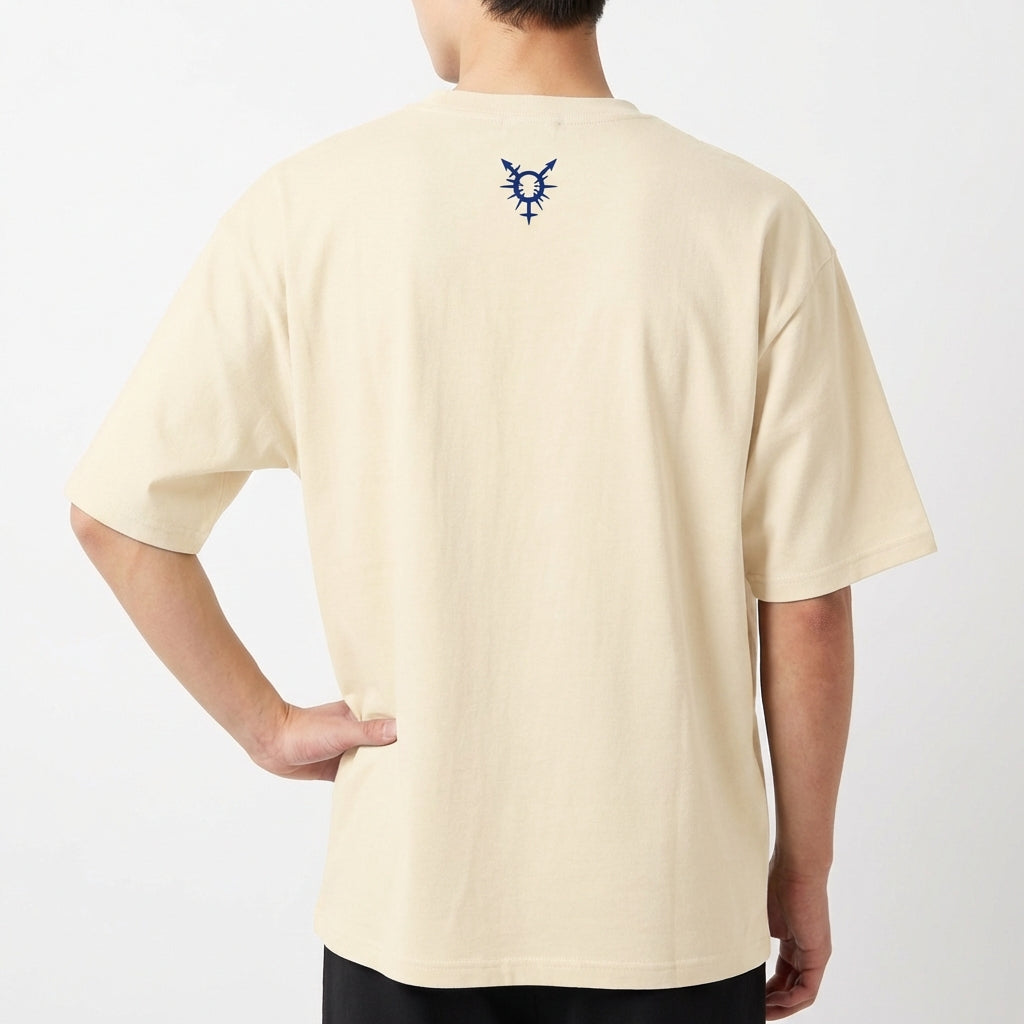 Camiseta com estampa frontal de pássaro estilizado, frases sobre masculinidades, "SÃO TRANSCESTRAIS" e "BRASIL - BAHIA"; estampa traseira de símbolo tribal.