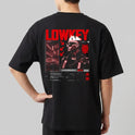 Camiseta com estampa frontal de duas chaves cruzadas e estampa traseira de retrato urbano futurista com figura estilizada, texto "LOWKEY" e caracteres asiáticos.