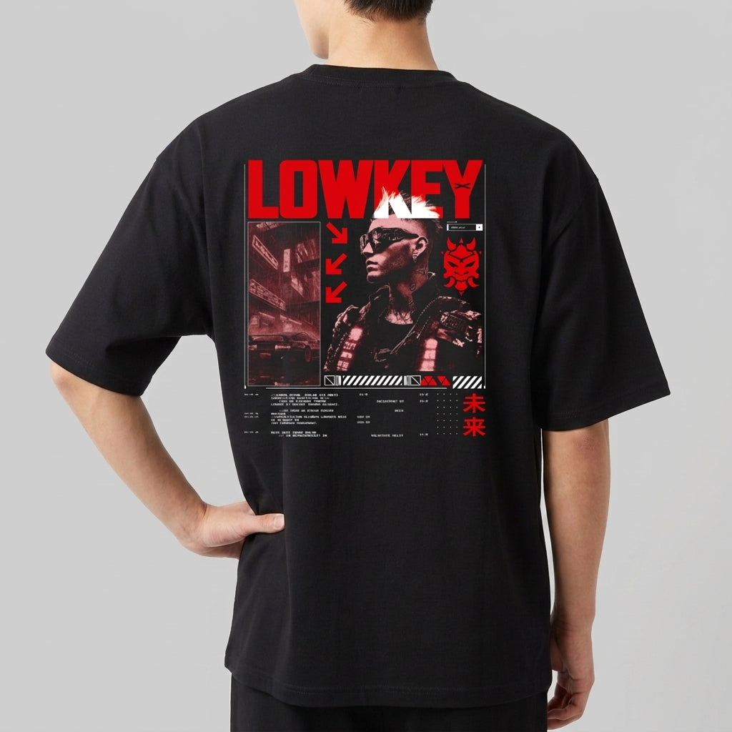 Camiseta com estampa frontal de duas chaves cruzadas e estampa traseira de retrato urbano futurista com figura estilizada, texto "LOWKEY" e caracteres asiáticos.