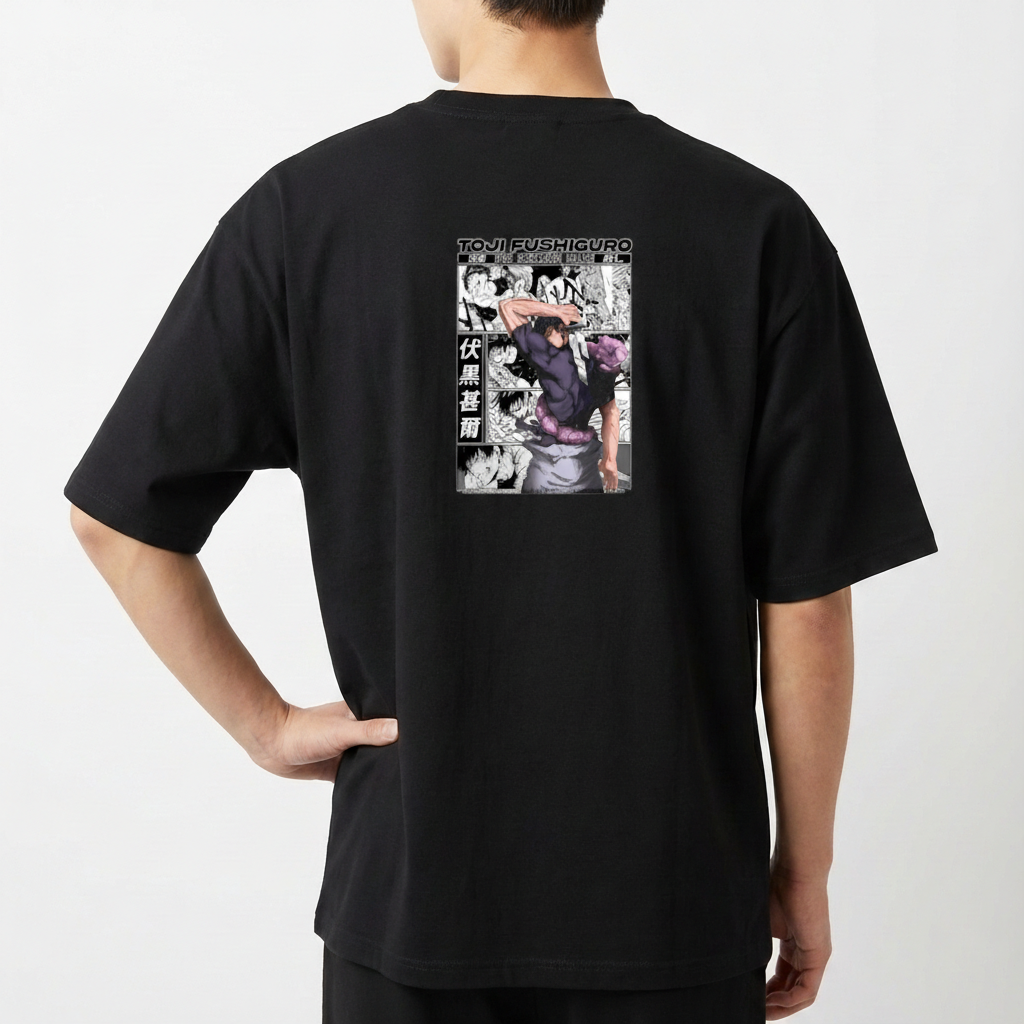 Camiseta com estampa frontal de símbolo abstrato e estampa traseira de personagem de mangá, contendo painéis em quadrinhos e texto destacado.