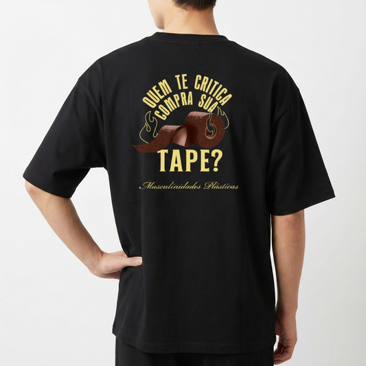 Camiseta com estampa frontal de símbolo abstrato com pontas estilizadas e estampa traseira de texto criativo sobre imagem de fita em tom audacioso.