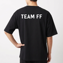 Camiseta com estampa frontal de "T FF" estilizado e figura entre as letras e estampa traseira de "TEAM FF" em letras maiúsculas.