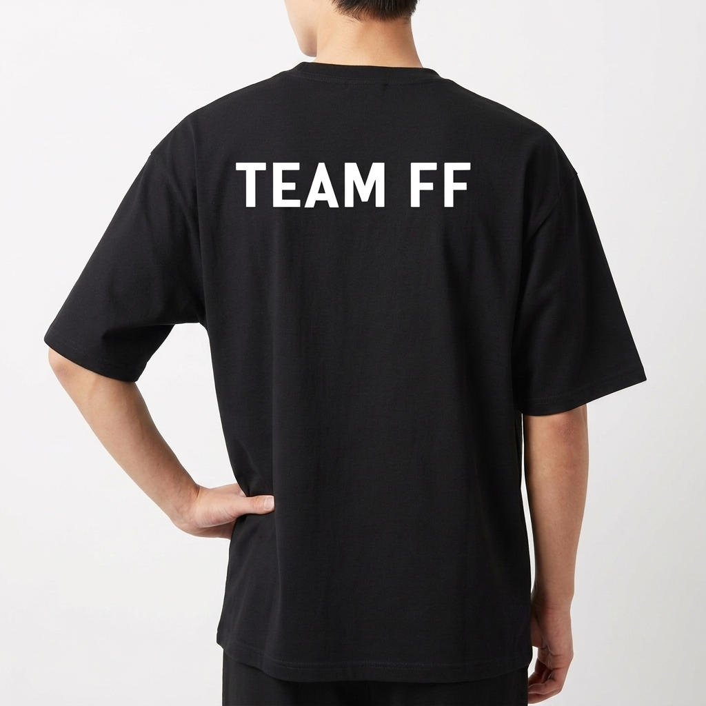 Camiseta com estampa frontal de "T FF" estilizado e figura entre as letras e estampa traseira de "TEAM FF" em letras maiúsculas.