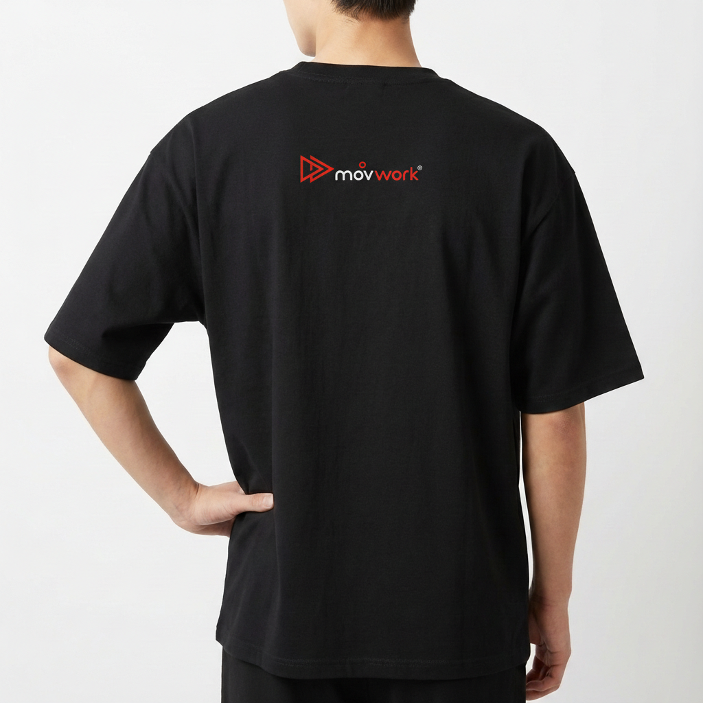 Camiseta com estampa frontal de logotipo formado por triângulo duplo e texto "movwork" estilizado, e estampa traseira repetindo o mesmo logotipo.