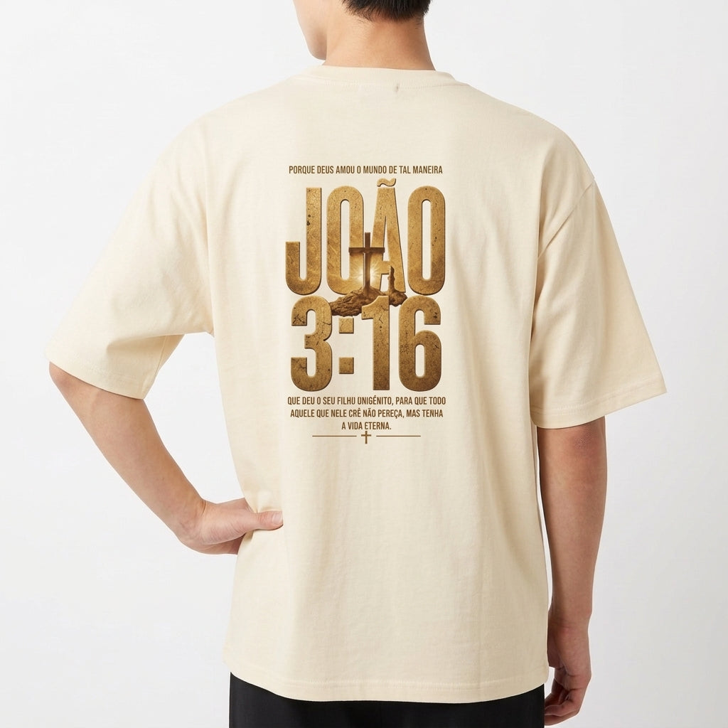 Camiseta com estampa frontal de "João 3:16" em destaque, incluindo texto complementar em estilo tipográfico impactante.