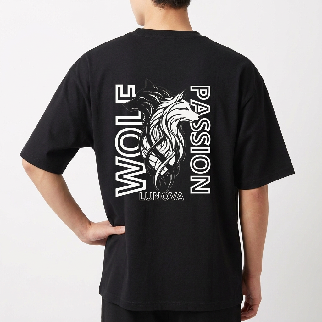 Camiseta com estampa frontal de "LUNOVA" e estampa traseira de lobo artístico com textos "WOLF PASSION" e "LUNOVA".