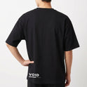 Camiseta com estampa traseira de logotipo "VOID INFINITY" estilizado, com a palavra "VOID" em destaque acima de uma linha horizontal.