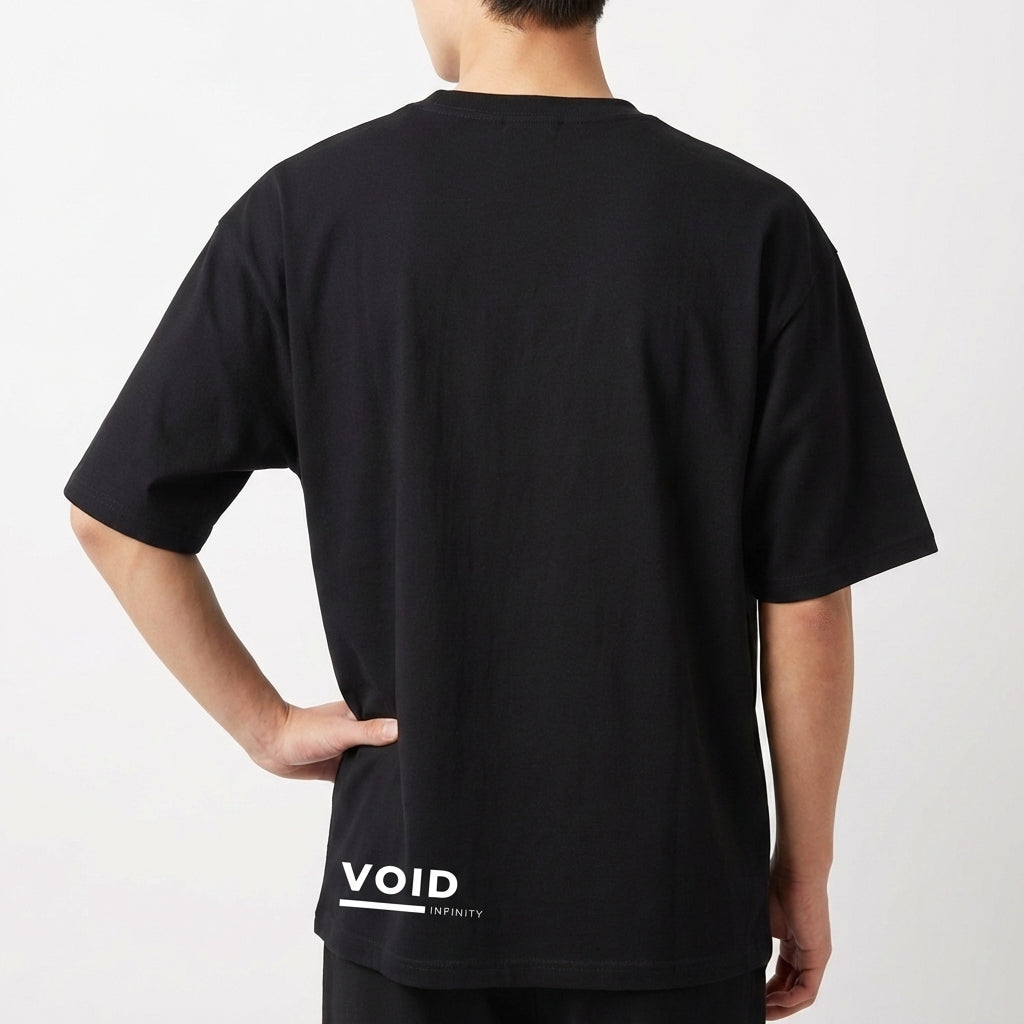 Camiseta com estampa traseira de logotipo "VOID INFINITY" estilizado, com a palavra "VOID" em destaque acima de uma linha horizontal.