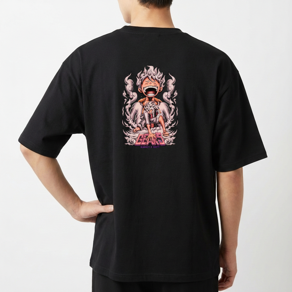Camiseta com estampa frontal de personagem animado empolgado e estampa traseira de figura estilizada em pose poderosa rodeada por efeitos de fogo e texto decorativo.