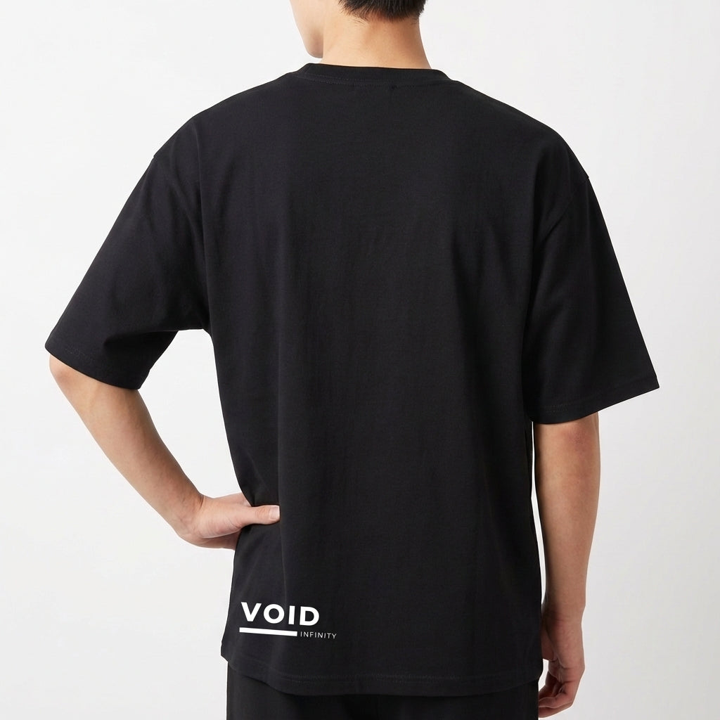Camiseta com estampa traseira de "VOID INFINITY" em caracteres estilizados, localizados na parte inferior esquerda.
