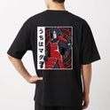 Camiseta com estampa frontal de carro estilizado e texto "MADARA" e estampa traseira de personagem de armadura vermelha com texto em caracteres japoneses.
