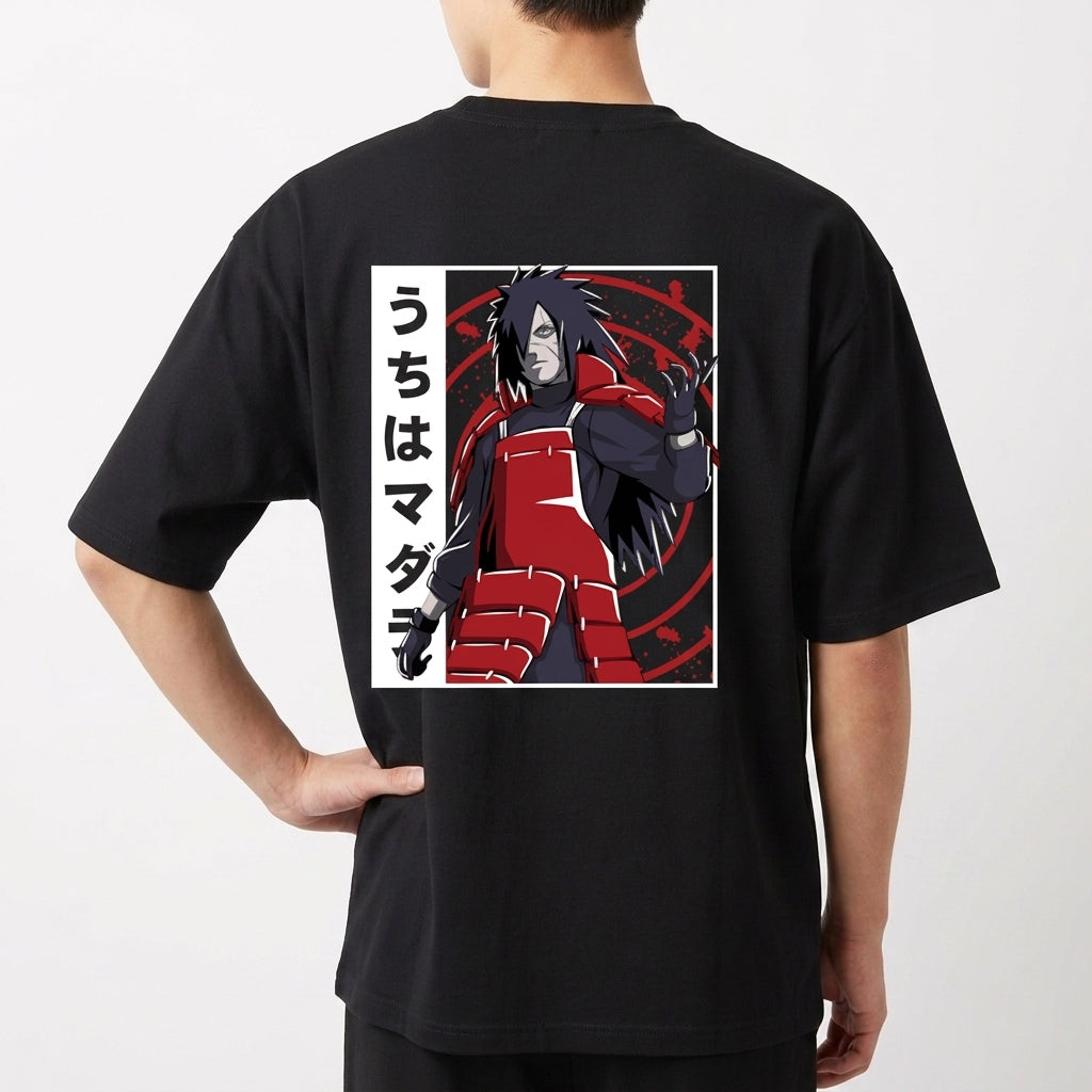 Camiseta com estampa frontal de carro estilizado e texto "MADARA" e estampa traseira de personagem de armadura vermelha com texto em caracteres japoneses.
