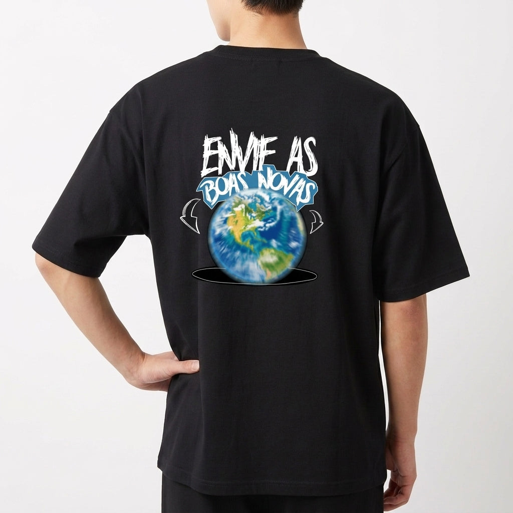 Camiseta com estampa frontal de logotipo pequeno em um oval e estampa traseira de frase estilizada acima de imagem do planeta Terra em um fundo circular.