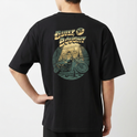 Camiseta com estampa frontal de texto pequeno e detalhe gráfico e estampa traseira de moto estilizada em garagem com texto em destaque acima.