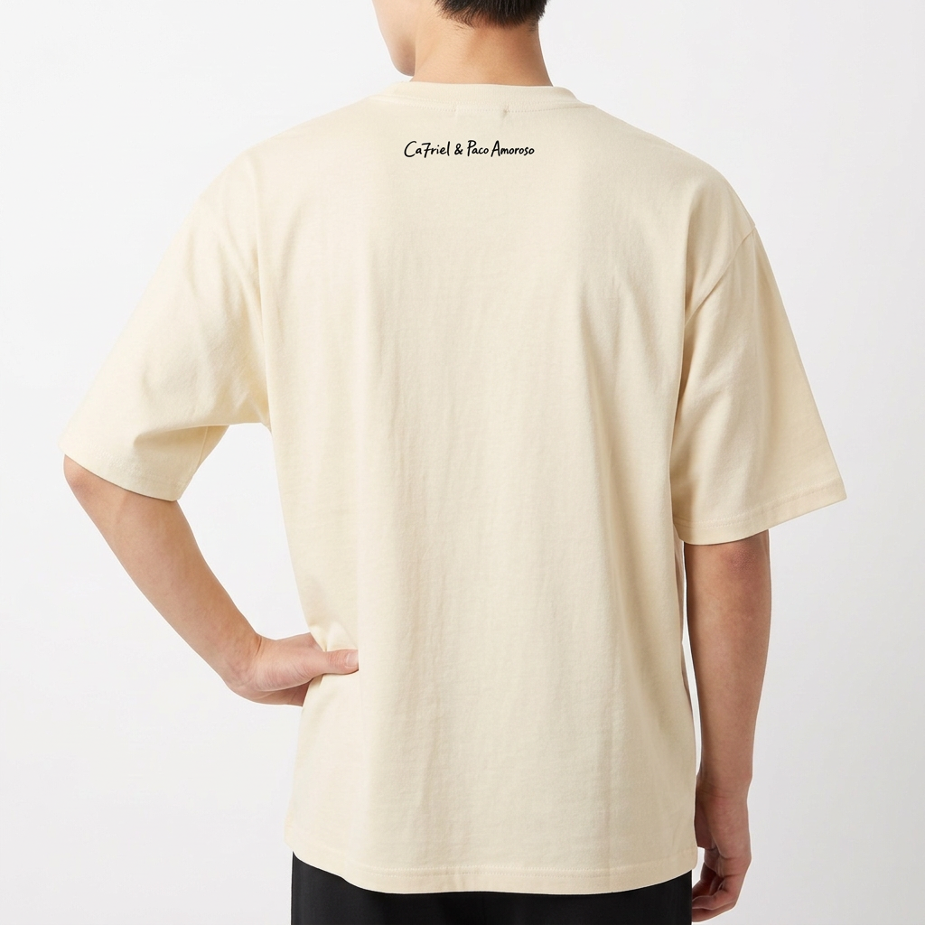 Camiseta com estampa frontal de texto "Free Spirits" em fonte cursiva fluida e estampa traseira discreta com texto "Grateful & Bohemian" em estilo manuscrito.