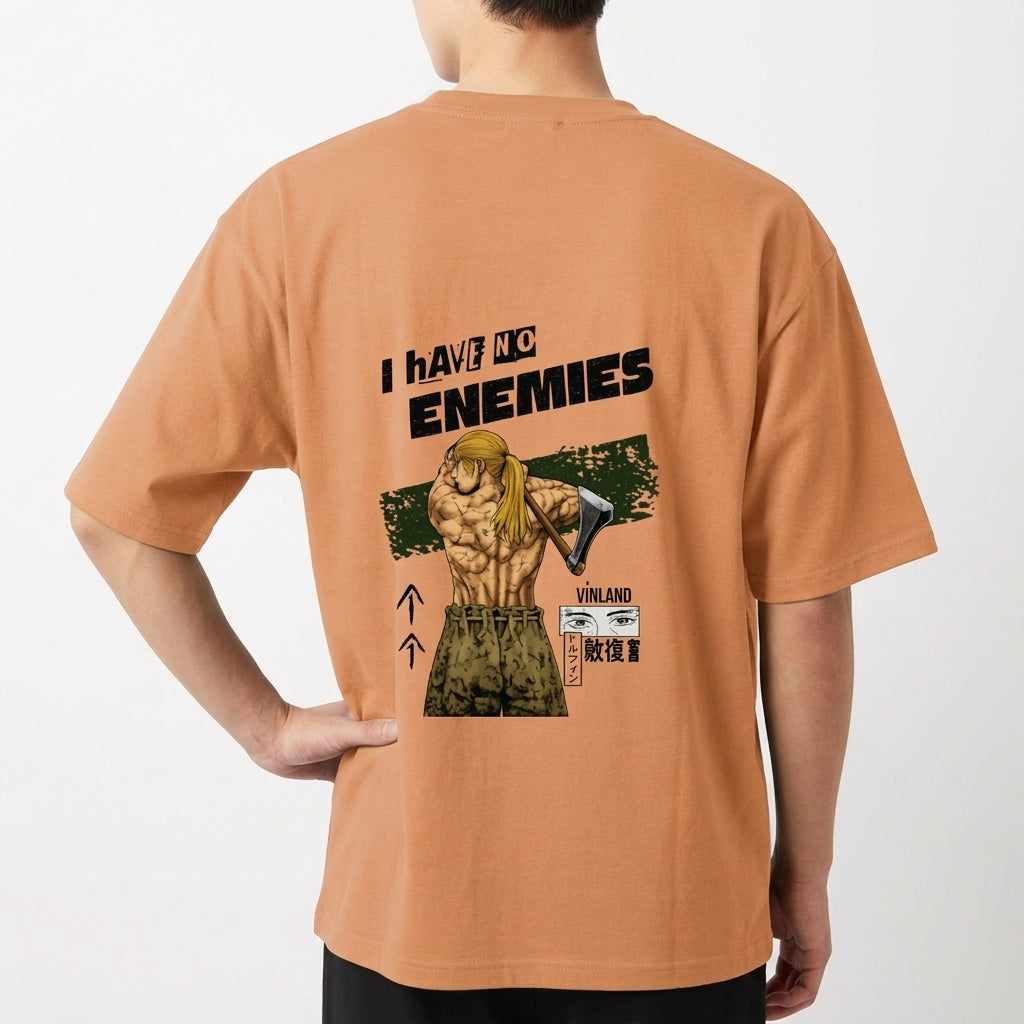 Camiseta com estampa frontal de logotipo estilizado e estampa traseira de guerreiro segurando machado, com frases em inglês e japonês, setas e logotipo.