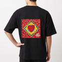 Camiseta com estampa frontal de gaiola e texto pequeno e estampa traseira de mosaico colorido com coração centralizado e assinatura no canto.