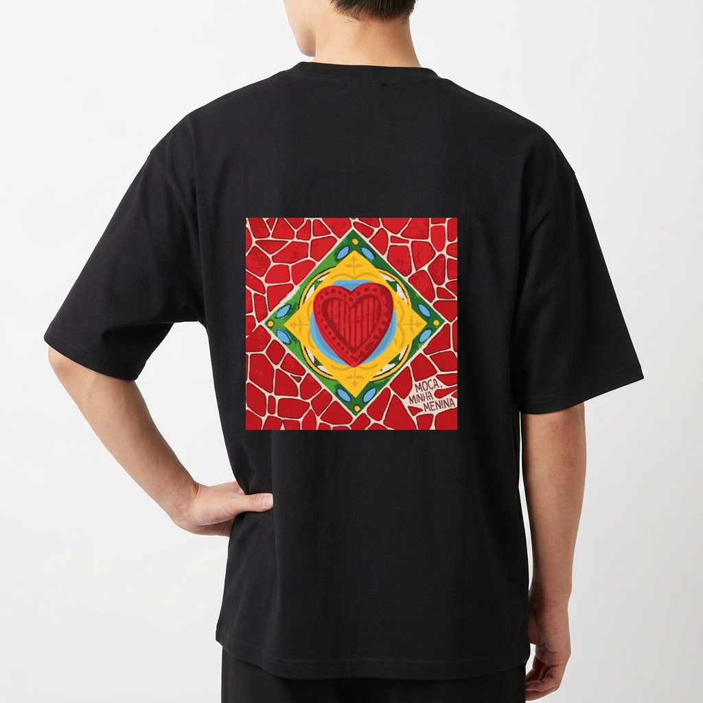 Camiseta com estampa frontal de gaiola e texto pequeno e estampa traseira de mosaico colorido com coração centralizado e assinatura no canto.